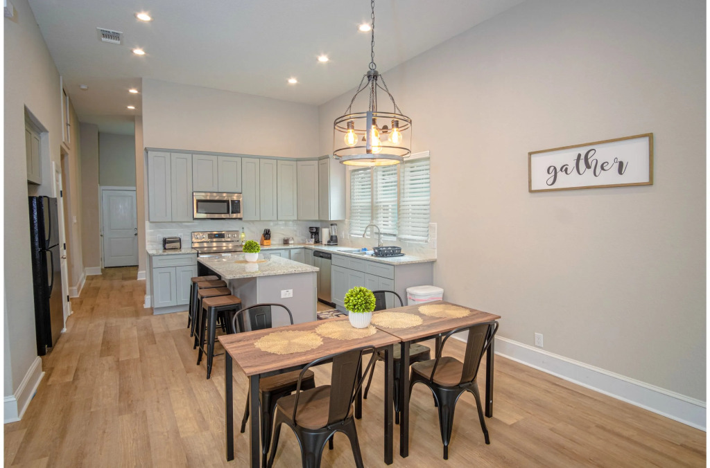 Brand New Remodeled 3BR/2BA House Near Downtown