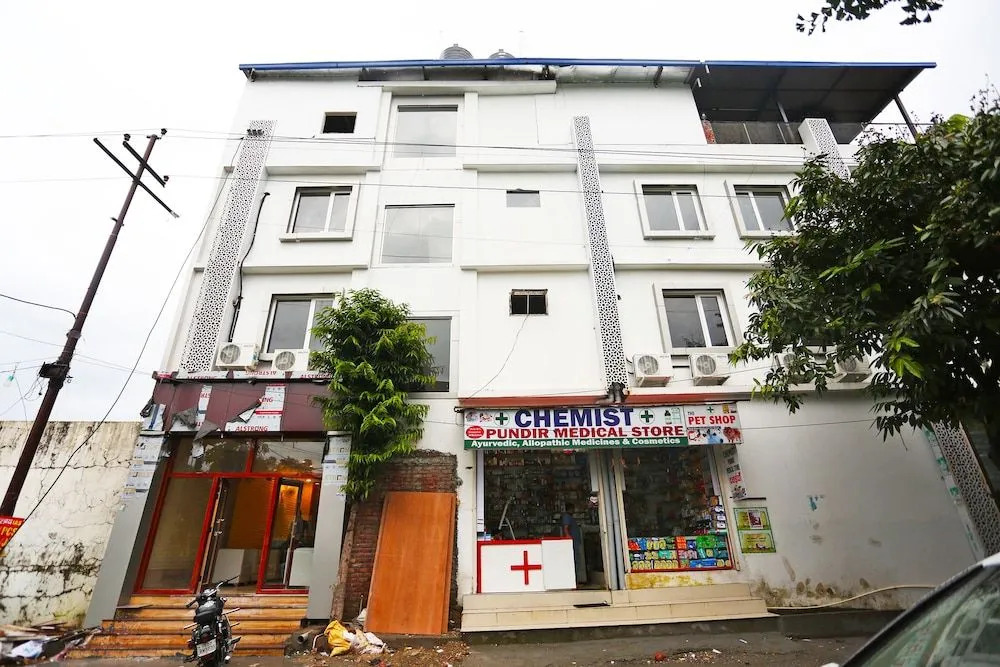 Capital O 15566 Hotel Rosewood Inn
