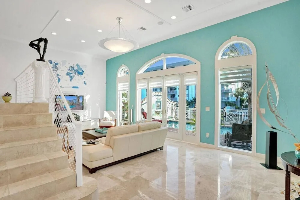 518 Massive Waterfront Home With Pool