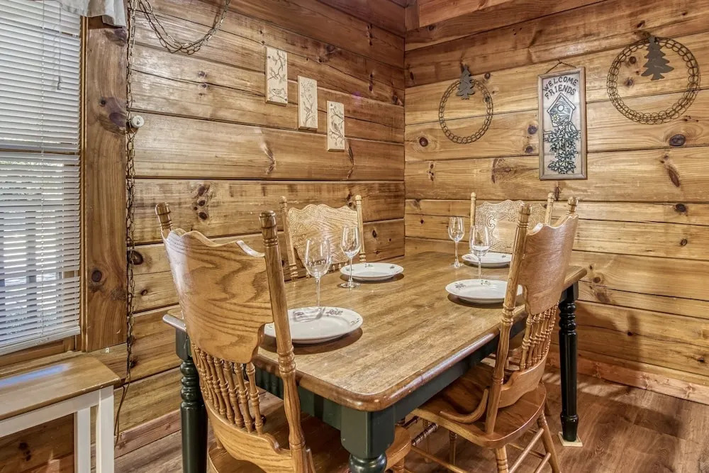 ER23 - Smoky Memories Great Location - Close To Town! 3 Bedroom Cabin by RedAwning