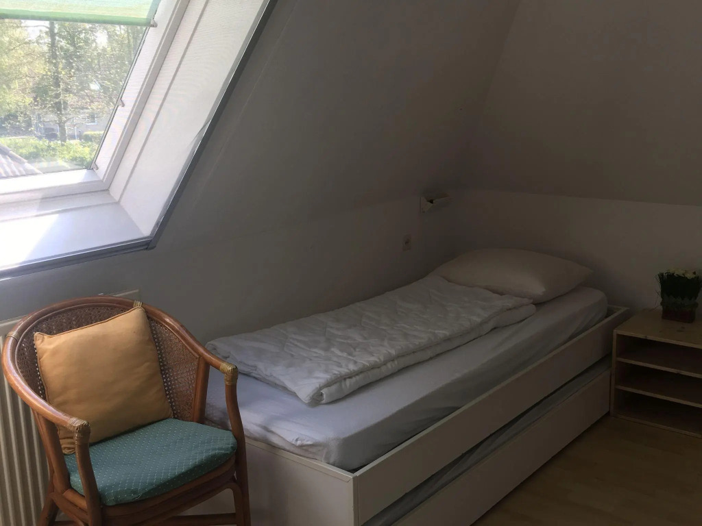 Detached bungalow with microwave and WiFi, within nature