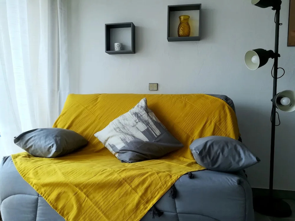 2P Vieil Antibes balcon sur la Marina