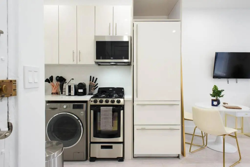 62-3A NEW Prime UES W D in unit Walk 2 C park