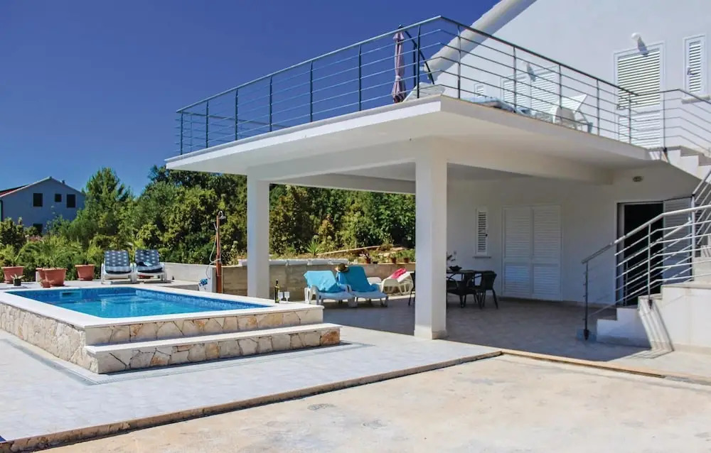 Beautiful Home in Grscica With Wifi and 2 Bedrooms
