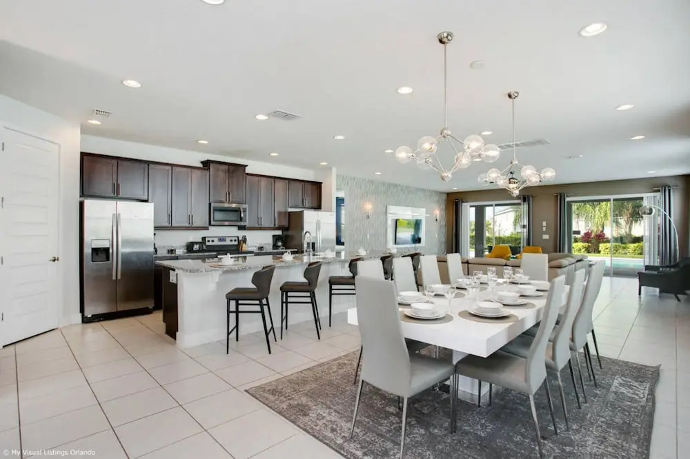 Stylish Family Home Sleeps 22 Enc101