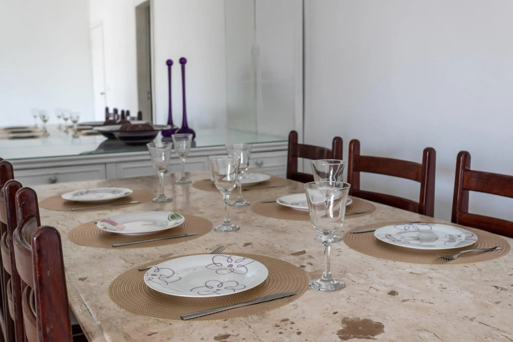 Apartamento a 200m da PRAIA DO FORTE com VISTA, GARAGEM, VARANDAS e Wi-Fi 250 MEGAS