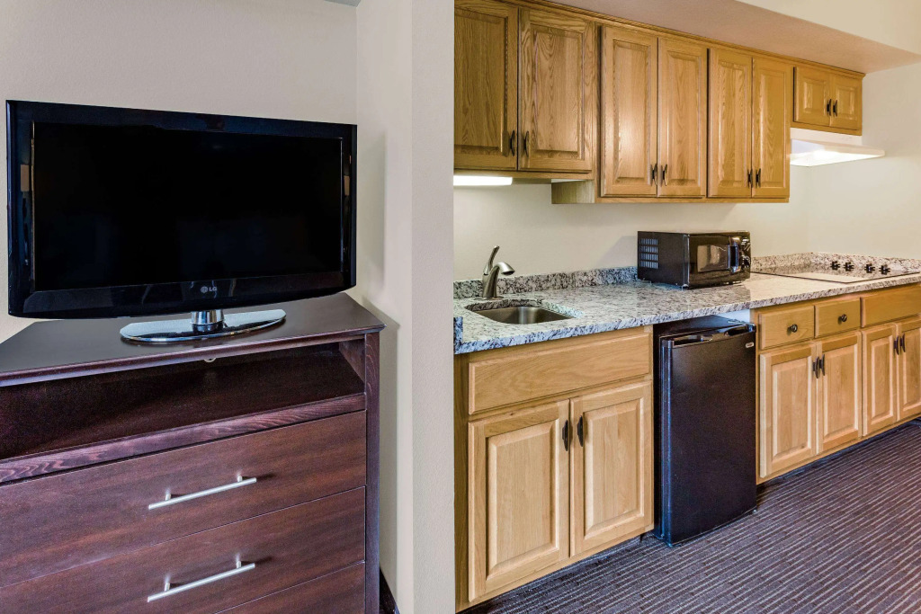 AmericInn by Wyndham Hotel and Suites Long Lake