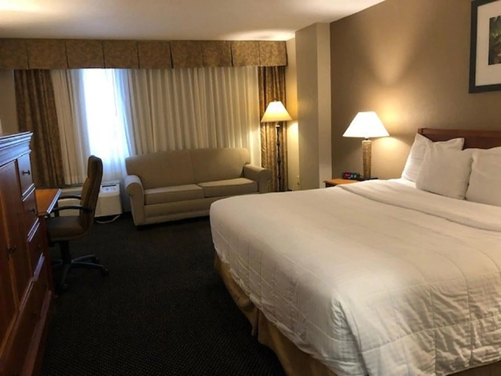 MCM Eleganté Hotel & Conference Center