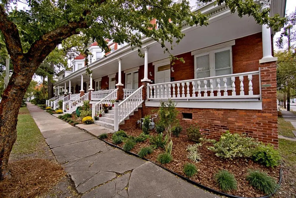 414B Waldburg st · 2 Bedroom Oasis near Forsyth Park