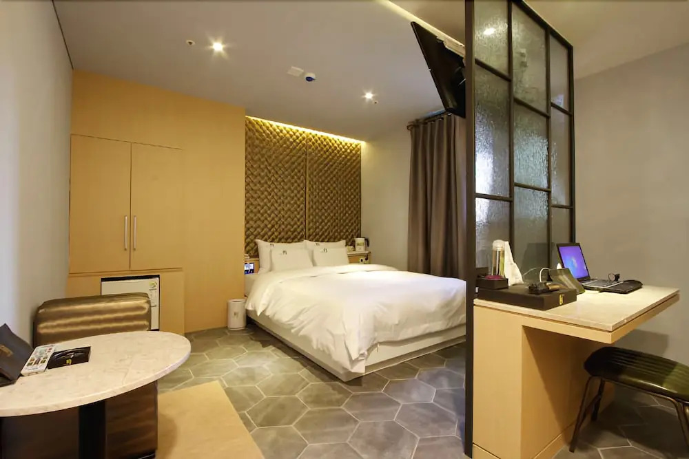 Hotel Moon