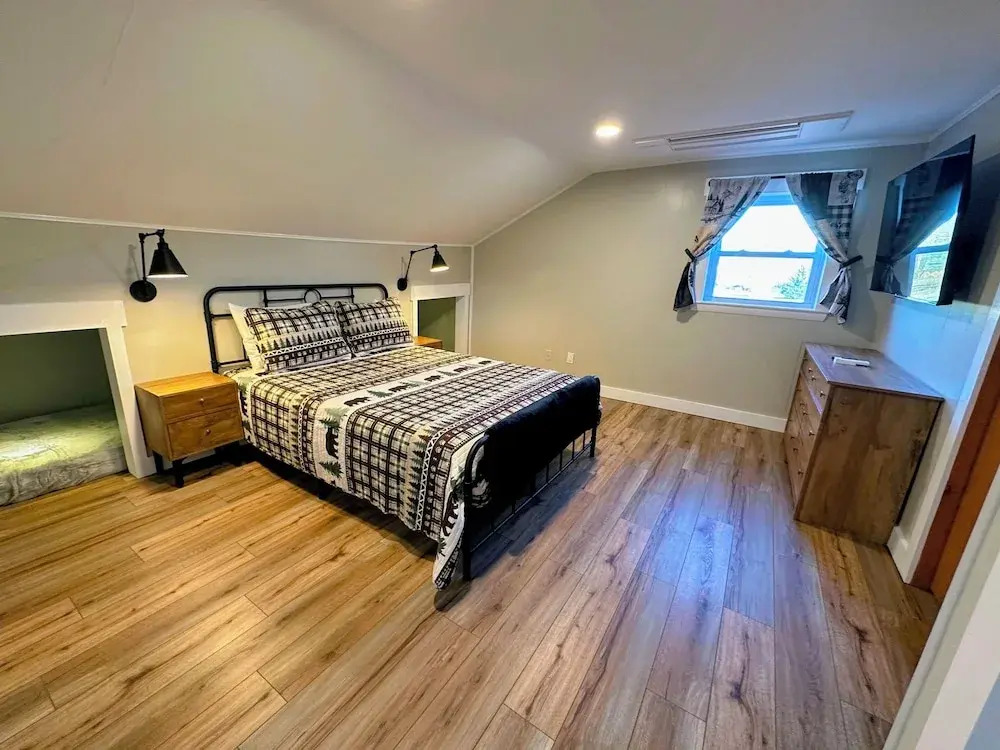 Renovated Farmhouse on Snowmobile Trail With Firepit & Mountain Views, 10 min From Bretton Woods