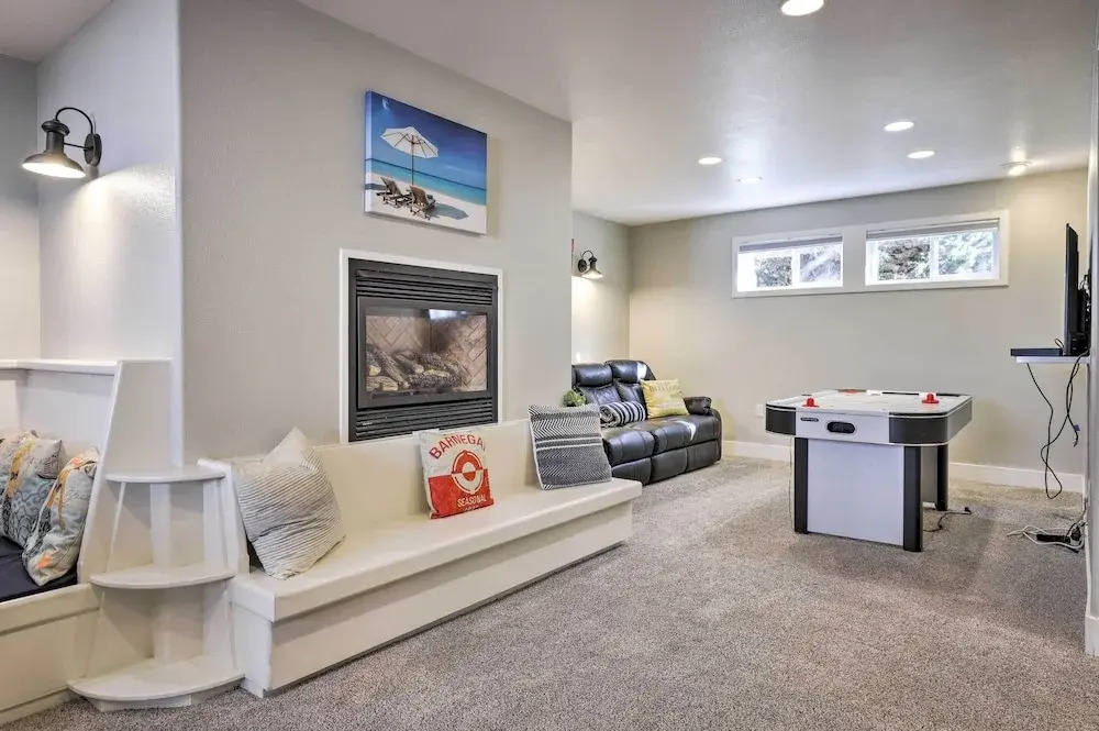 Remodeled Home w/ Spa & Deck: Walk to Dillon Beach