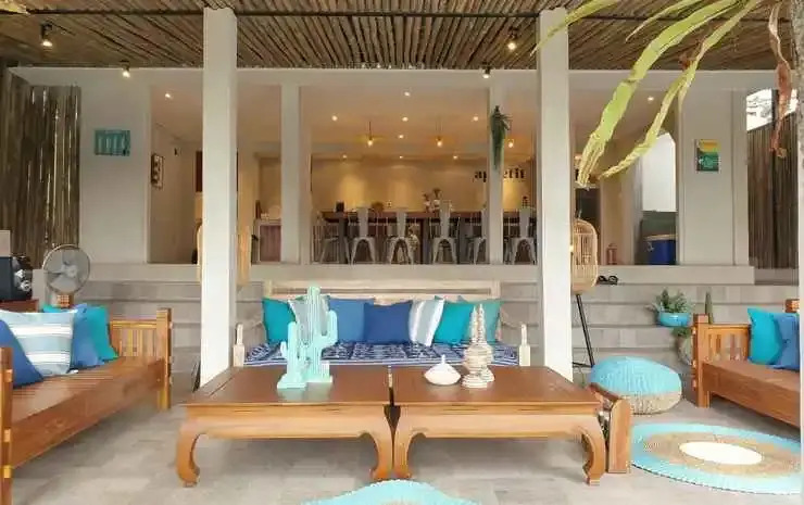 Villa Navi - When a butterfly sits on a flower
