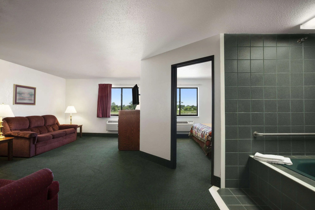 Super 8 by Wyndham Bowling Green