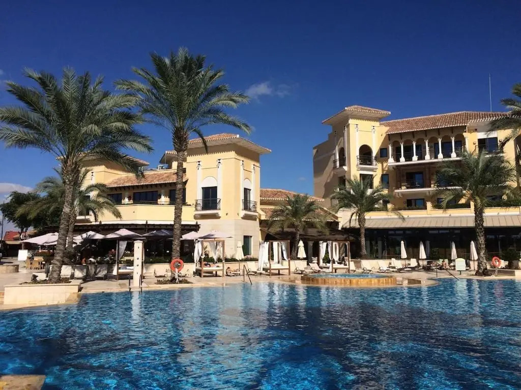 Luxury Spacious Apartment With Golf, Pool & Lake Views 5 Stars