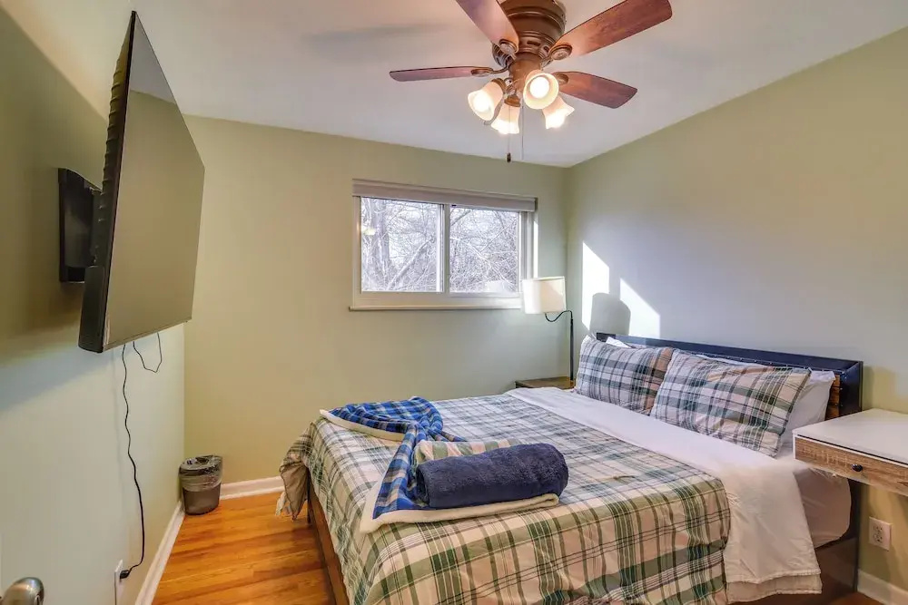 2 Mi to Olde Town! Pet-friendly Haven w/ Sunroom