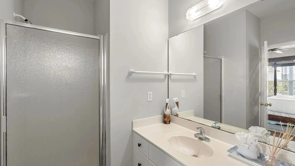 Spyglass by Avantstay 5BR + 3 Balconies + Community Pool Walk to Beach + Minutes to Harborwalk Village & Henderson Beach State Park