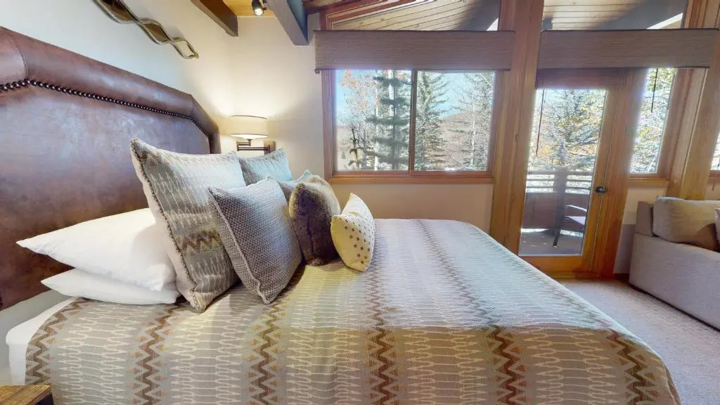 Laurelwood Condominiums Studio Premier Unit 211