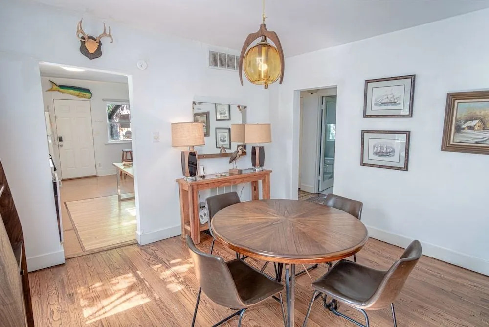 Close to Famous Attractions With Hot Tub and Fire Pit