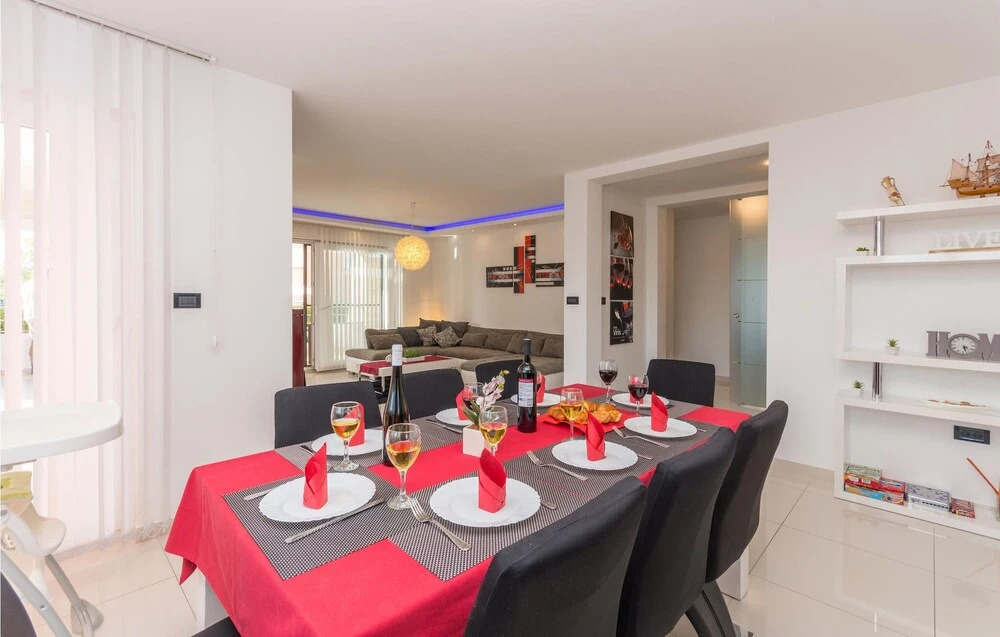 Beautiful Home in Zaton With Wifi and 6 Bedrooms