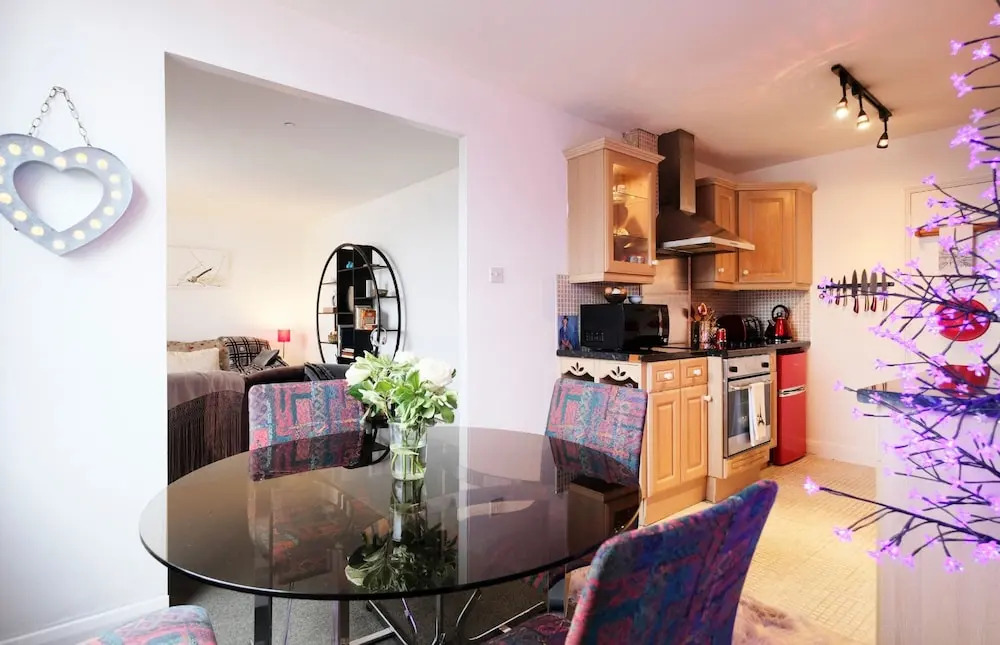 2-br Flat For 4 in Gated Complex With Pool