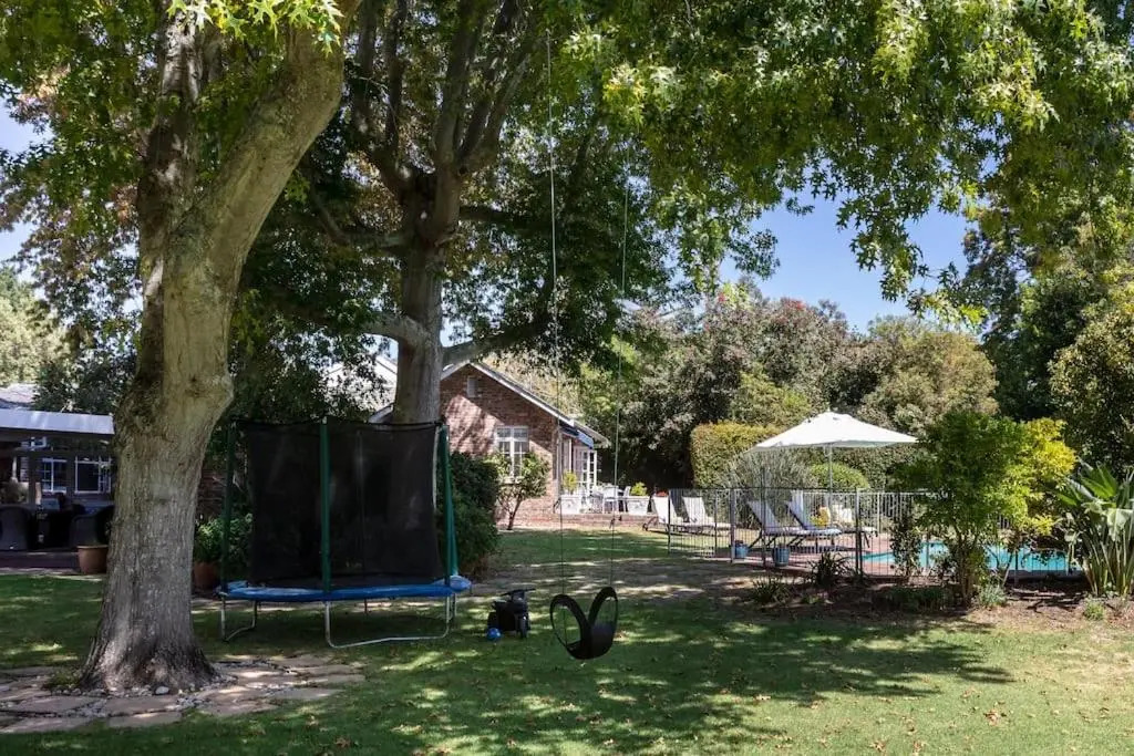 Beautiful 2 bed cottage along Constantia Wine route with pool