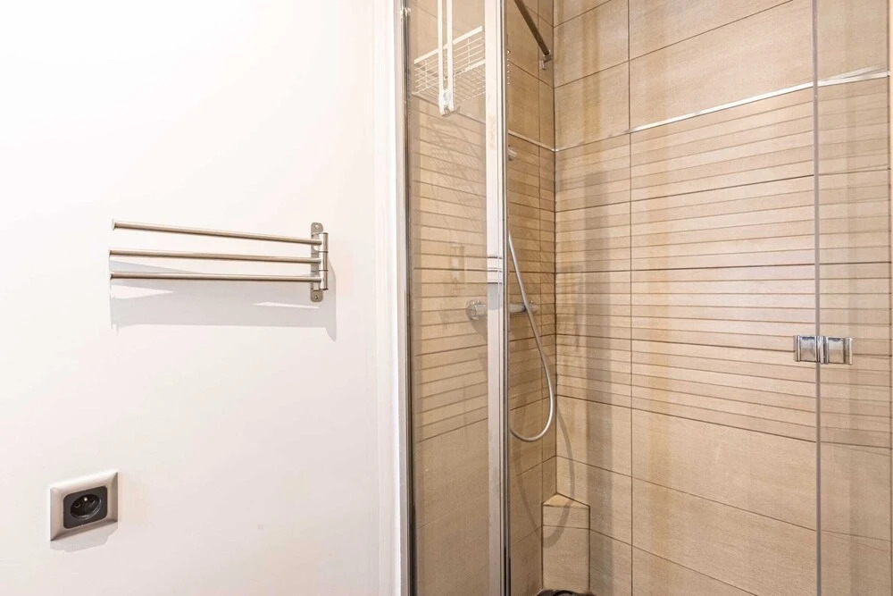 Beautiful apartment near train station by GuestReady