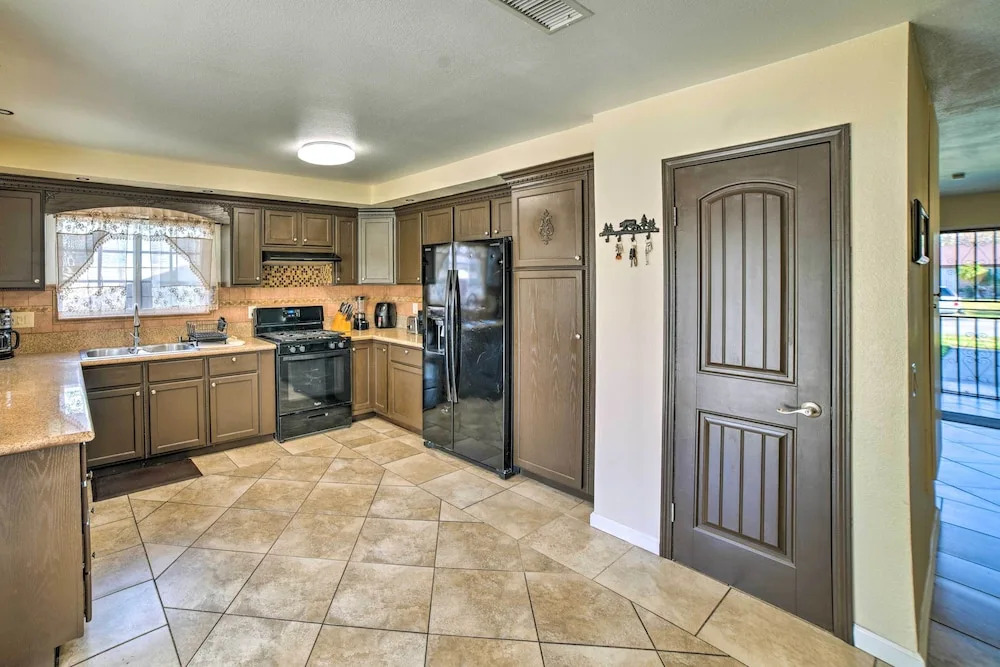 Family-friendly Home w/ Basketball Court!