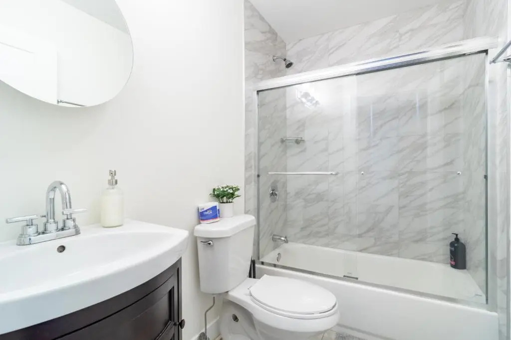 McCormick Place 420 friendly 3br-2ba in Downtown Chicago with optional parking for 8 guests