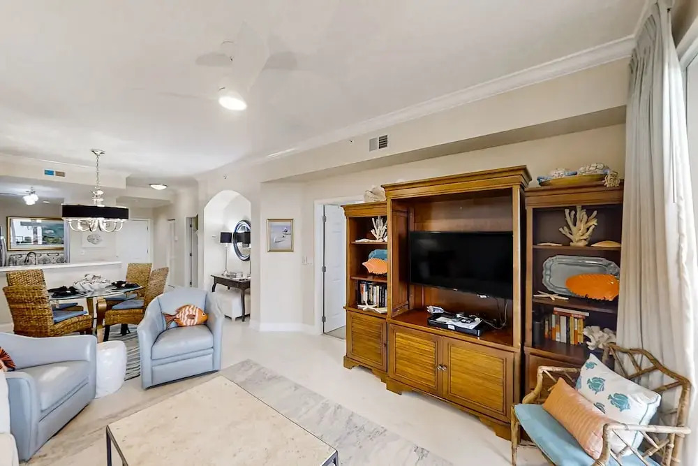 Luxurious Oceanfront Condo With Private Balcony, 2 Pools, and Beach Access