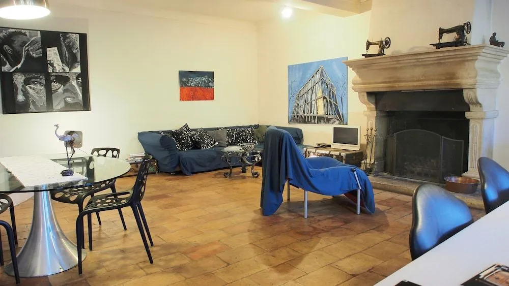 A La Maison