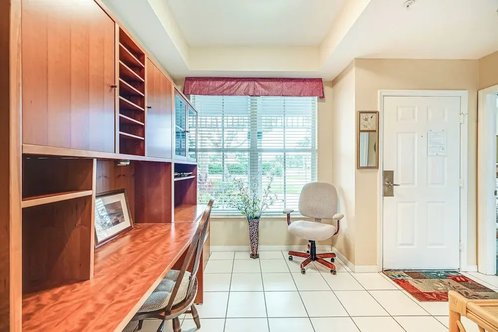 Naples Condo w/ Pond Views & Patio - Near Golf!