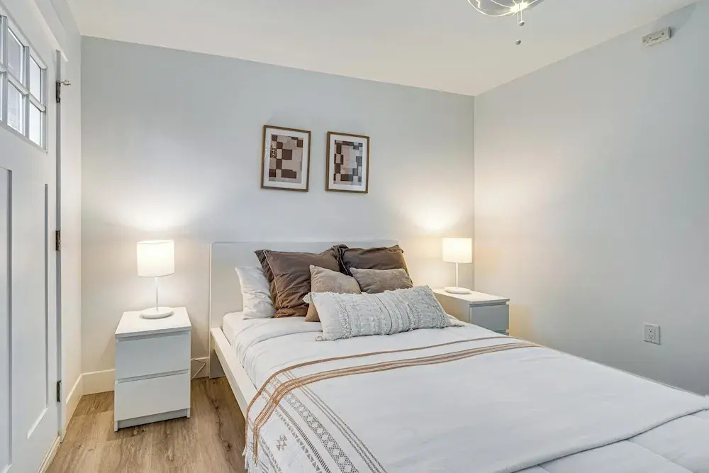 Walk to Main Ave & Soap Lake! Pet-friendly Studio