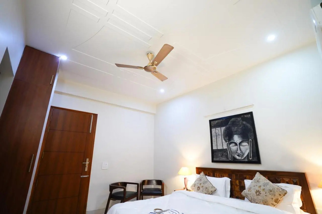 Lime Tree Luxurious 3BHK Serviced Apartment Near Medanta