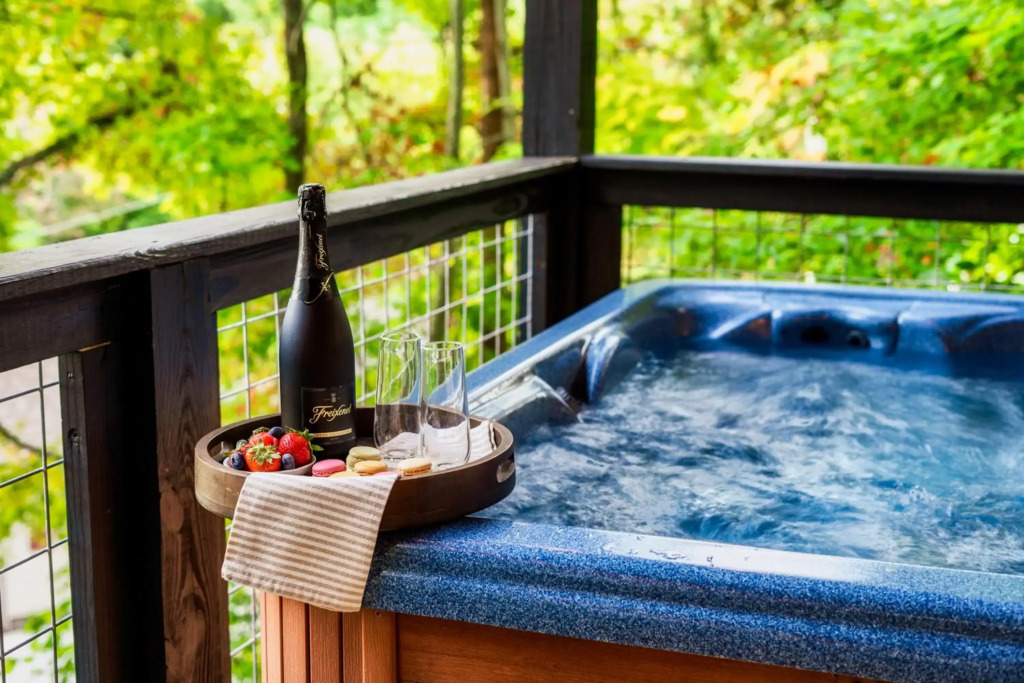 3-MasterSuites-GorgeousViews-GameRm-HotTub-Gburg7min-Ober5min-Bears!