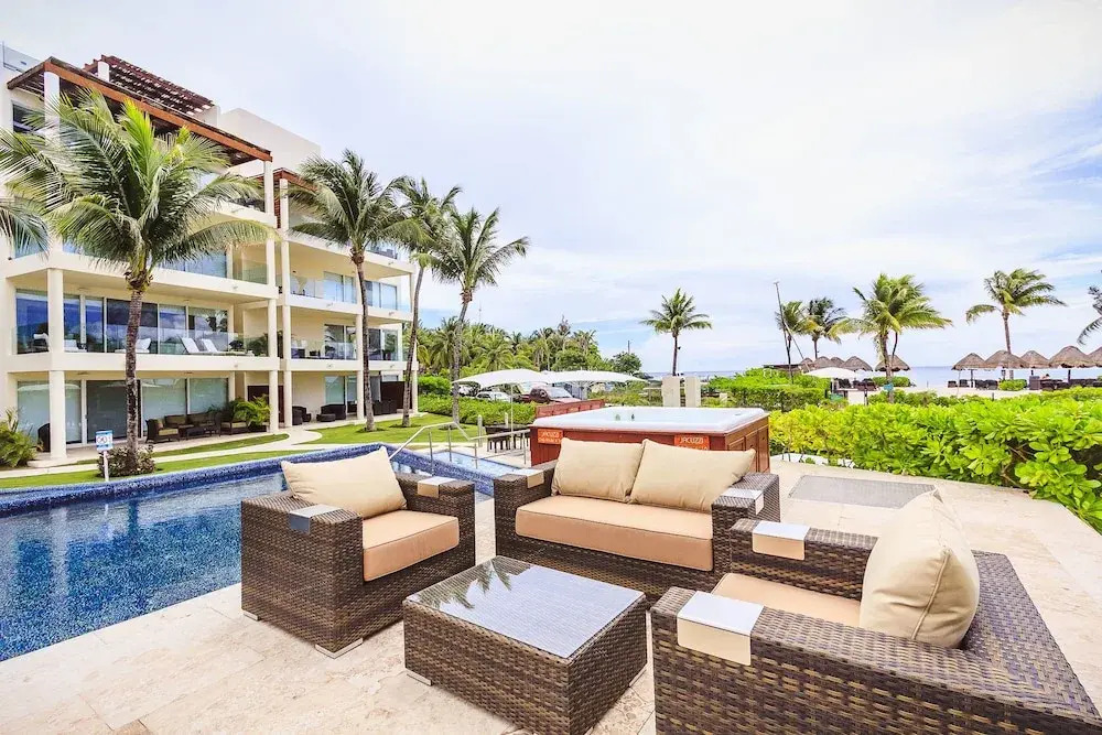Infinity Pool and Private Beach Club - Luxury Complex The Elements Condos - GH8