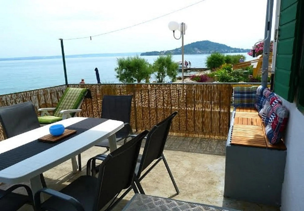 Villa Jadran - 10 m from beach - H(6+2)