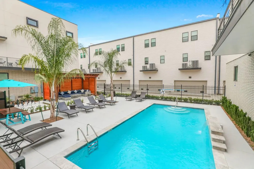 Spacious Townhouse with Balcony