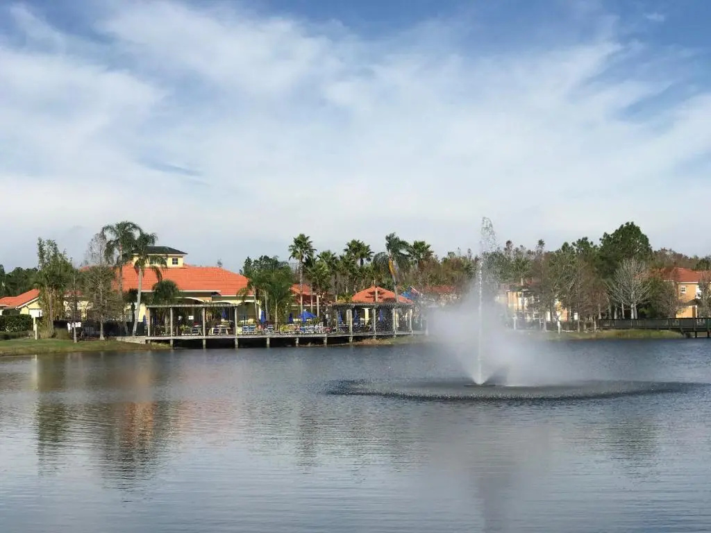 Disney Dream with Hot Tub, Pool, Xbox, Games Room, Lakeview, 10 min to Disney, Clubhouse