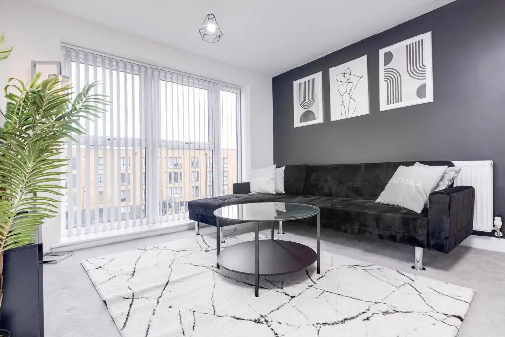 MAEVELA Apartments - Luxurious 2 Bedroom Apartment - Close to 02 Academy Birmingham - L Shape Sofa - FREE PARKING & NETFLIX - City Centre