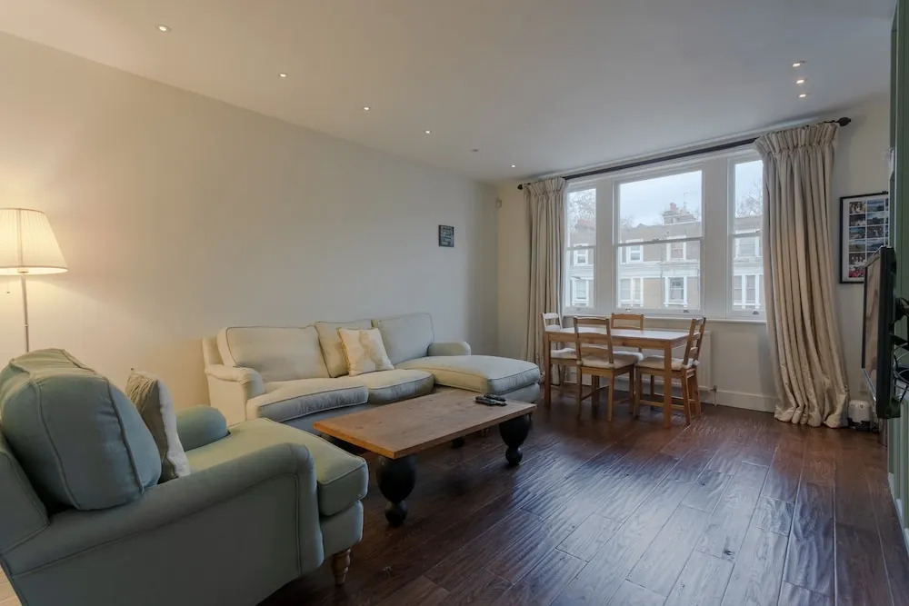 2 Bedroom Apartment Near Kensington Olympia Station