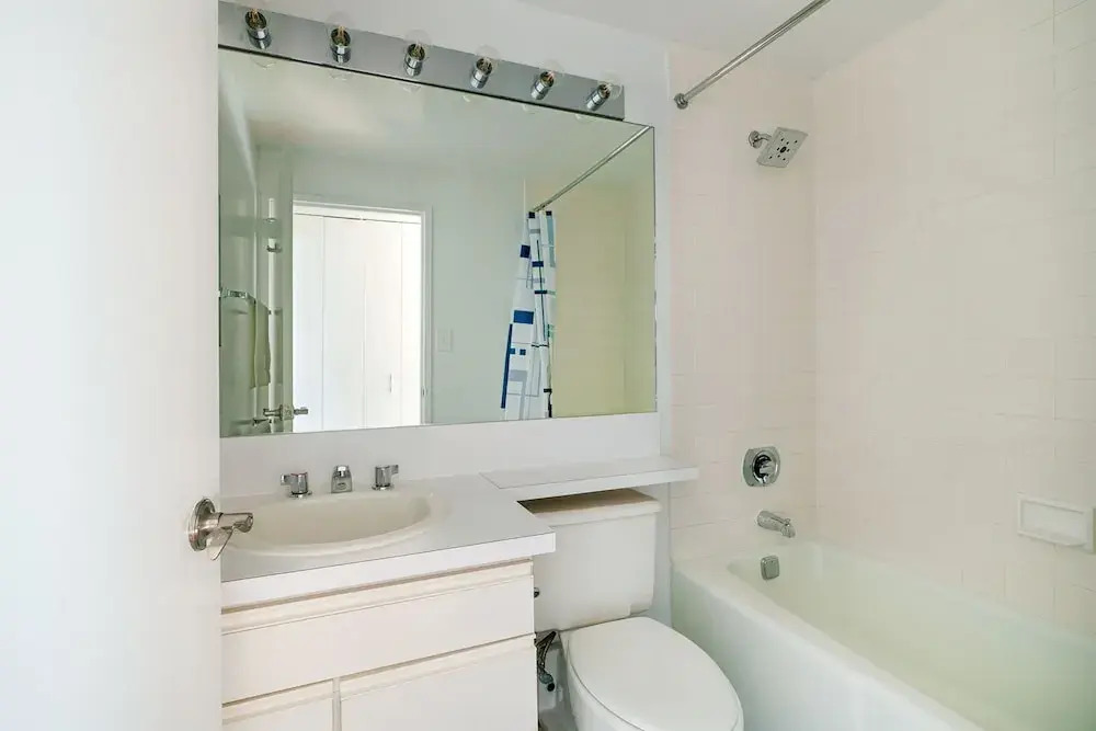 Contemporary 2 Bed 2 Bath Apt Bright and Sunny