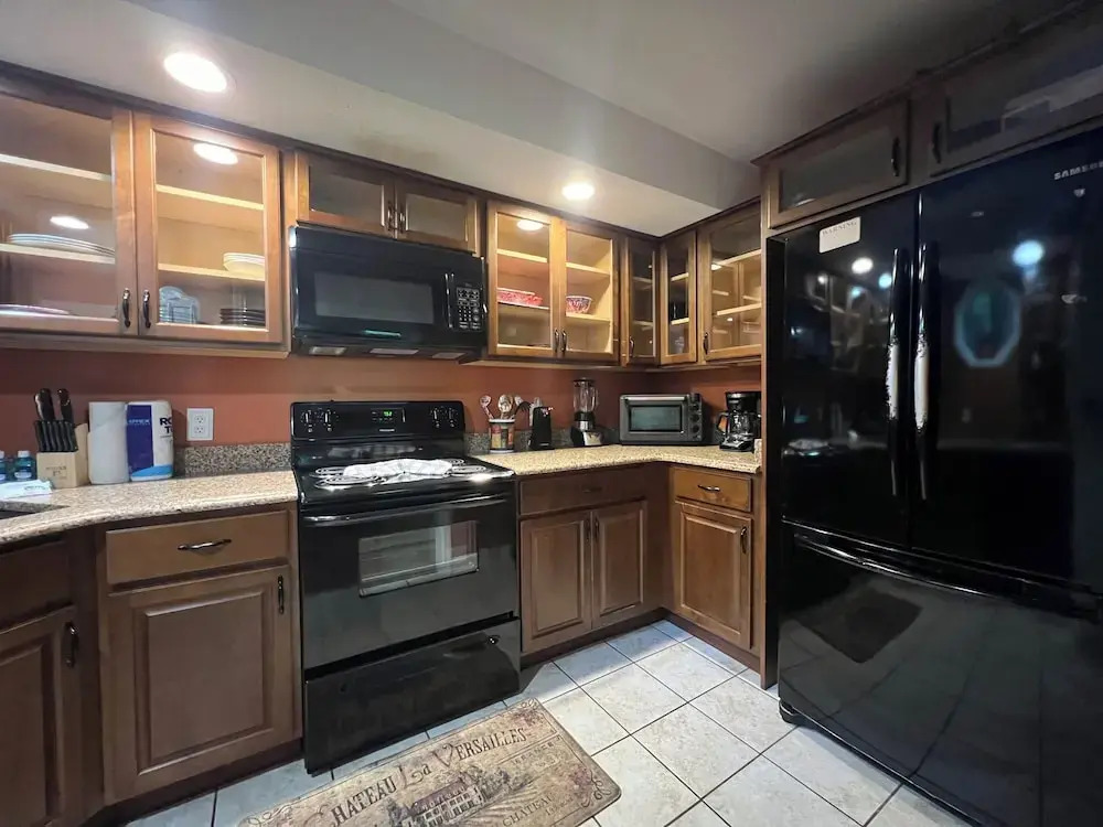 Secluded Cabin for 10 in Chalet Village and Hot Tub