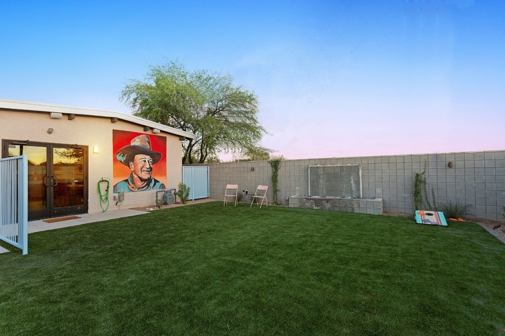 Hotel McCoy Tucson - Art, Coffee, Beer, Wine, Pool