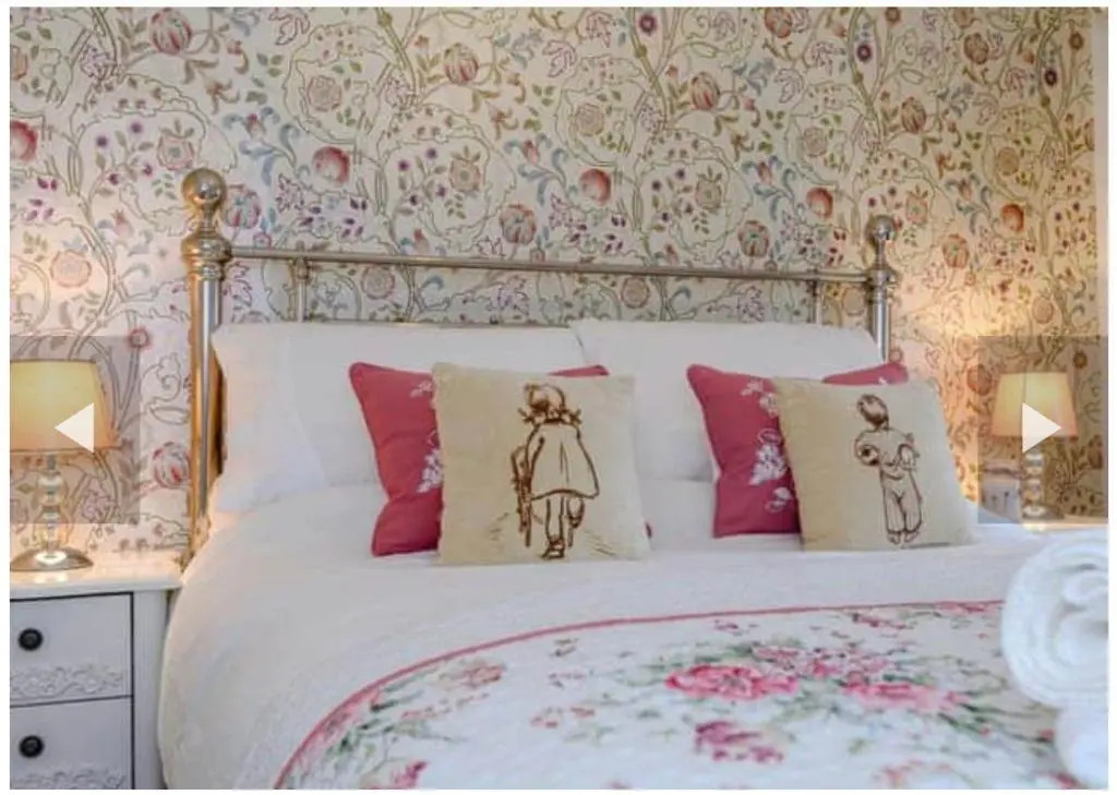 West Cottage. Central, beautiful, 2 mins to beach