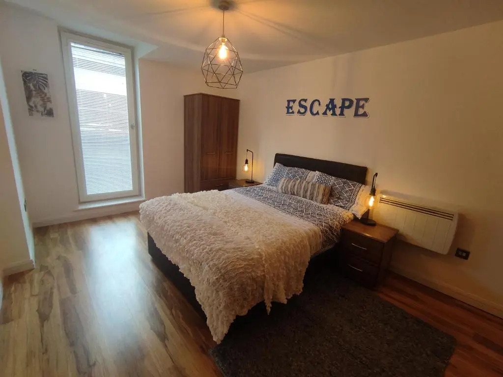 Blue Escape--Lovely 2beds 1bath with free parking