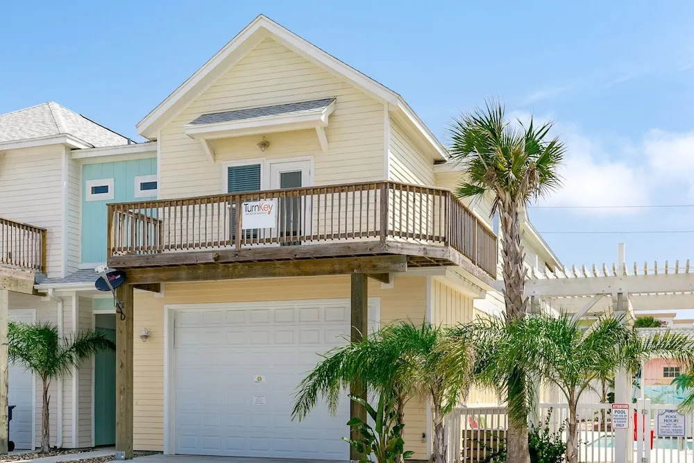 Roomy and Coastal in Port A by RedAwning