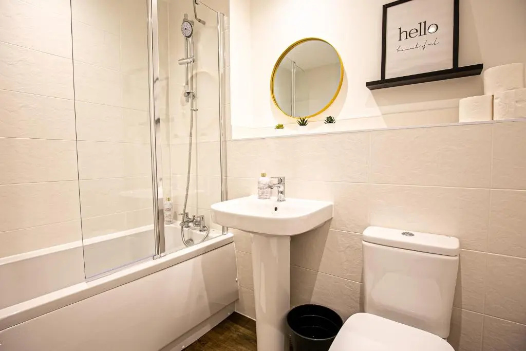 Penthouse Apartment - City Centre - Free Parking, Balcony, Fast Wifi and Smart TV with Netflix by Yoko Property