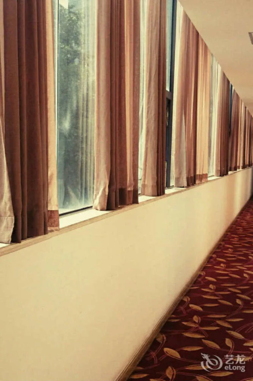 Nanning Hawks Holiday Hotel