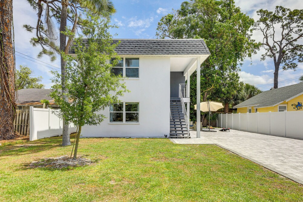 Coastal Sarasota Condo: Minutes to Beach!